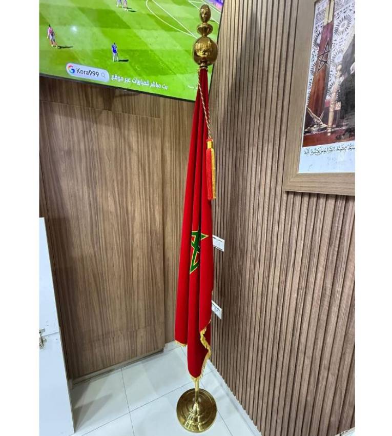 Porte-drapeau réglable jusqu'à 2,5m , autoportant sur la base au sol, ensemble de poteau en acier inoxydable couleur or